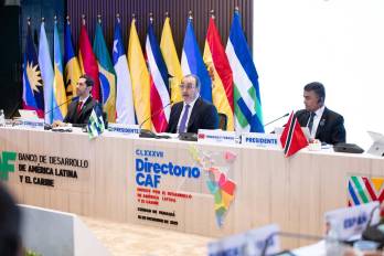 Sergio Díaz-Granados, presidente ejecutivo (C).