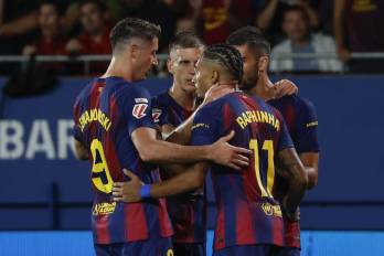 El delantero del Barcelona Ferran Torres (d) celebra tras anotar el segundo gol del equipo durante el partido de la jornada 5 de LaLiga EA Sports que disputan FC Barcelona y Getafe CF este domingo en el Estadi Johan Cruyff.