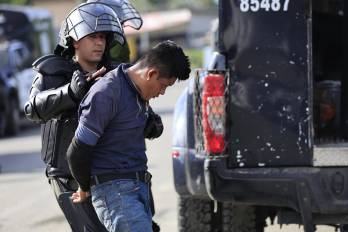 Una persona es arrestada durante una protesta, este lunes en Almirante, provincia de Bocas del Toro (Panamá). La ley especial que da mayores beneficios y protecciones laborales a los trabajadores de las bananeras en Panamá entró en vigor tras publicarse en la Gaceta Oficial con la firma del presidente panameño, José Raúl Mulino, mientras siguen las protestas en las zonas fronterizas con Costa Rica.