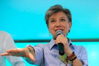 La exalcaldesa de Bogotá Claudia López habla este domingo, en Bogotá (Colombia). EFE/ Carlos Ortega