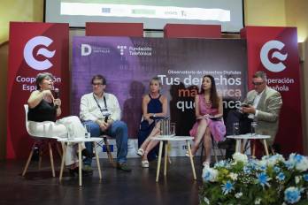 De izquierda a derecha, la integrante de la junta directiva de la Fundación Karisma, Carolina Botero; el director general de la Fundación Gabo, Jaime Abello; la copresidenta del órgano consultivo de alto nivel sobre IA de las Naciones Unidas Carmen Artigas; la experta en ética digital, inteligencia artificial y derechos humanos, asesora UNESCO - ONU, María Elena García y el subdirector adjunto de Estrategia en el Observatorio Nacional de Tecnología y Sociedad (ONTSI), Juan Miguel Márquez.