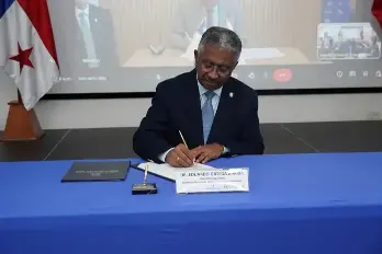 El secretario Nacional de Ciencia, Tecnología e Innovación (Senacyt), Eduardo Ortega, durante la firma.