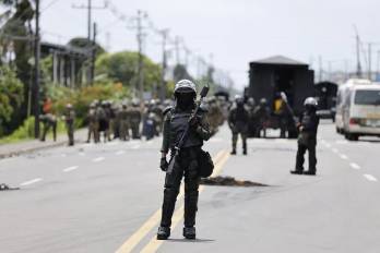 Integrantes de las Fuerzas Armadas vigilan una zona este viernes en la ciudad de Changuinola, una de las principales de la provincia de Bocas del Toro (Panamá).