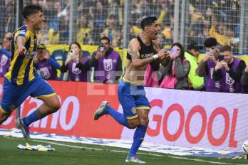 Ángel Di María (d) celebra el gol que anotó con Rosario Central ante Godoy Cruz.