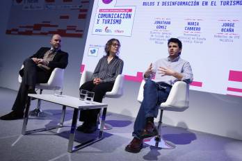 El director general de Turismo del Ayuntamiento de Málaga, Jonathan Gómez (i), la responsable editorial en España de Lonely Travel Nuria Cabrero (c) y el redactor jefe de EFE verifica Jorge Ocaña (d) participan en la I Cumbre Internacional de Comunicación y Turismo celebrada en el marco de Fitur 2026, este viernes en Madrid.