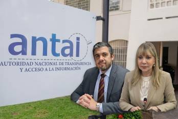 La Antai ha abierto una investigación por un presunto conflicto de interés que sacude la credibilidad de las compras estatales: el nombramiento de Sherina Latorraca, hija de Zaira Santamaría de Latorraca, magistrada presidenta del Tribunal Administrativo de Contrataciones Públicas, como directora de Asesoría Legal de la DGCP.