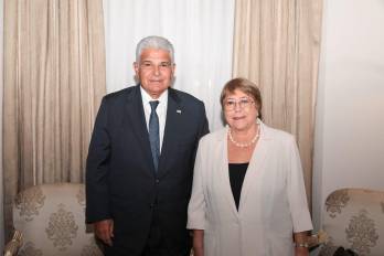 El presidente José Raúl Mulino junto a la candidata a la secretaría general de la ONU, Michelle Bachelet, en el Palacio de las Garzas.