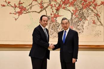 El canciller de Panamá, Javier Martínez-Acha (izquierda) y el canciller de China, Wang Yi.