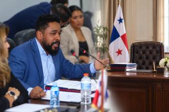 El diputado Kevin Carrillo preguntó al ministro Juan Carlos Orillac si el Gobierno ha evaluado eliminar el Despacho de la Primera Dama para evitar duplicidad de funciones.
