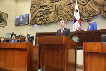 En el podio, el ministro de Economía y Finanzas, Felipe Chapman, presenta el Presupuesto del Estado en la Asamblea.