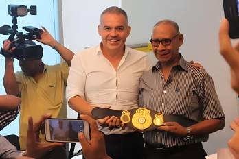 El presidente de la AMB, Gilberto Mendoza hijo, le entregó a Ponchas Mendoza un cinturón conmemorativo por su trayectoria.