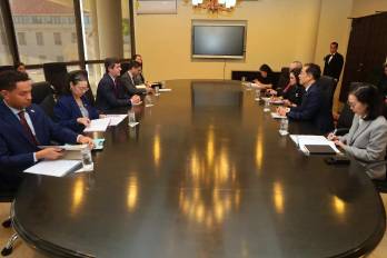 El vicecanciller Carlos A. Hoyos se reunió con la delegación de Tailandia para analizar su posible adhesión al Protocolo de Neutralidad del Canal de Panamá.