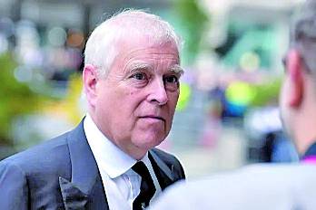 El hijo de la reina Isabel II pasará a ser identificado únicamente como Andrés Mountbatten Windsor.