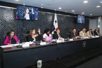 Comisión de Gobierno discute anteproyecto de ley sobre inteligencia artificial y difamación.