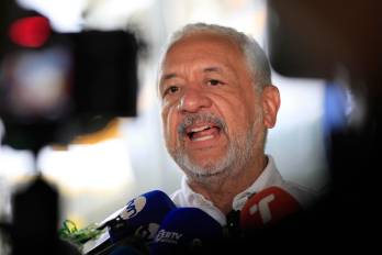 El administrador del Canal de Panamá, Ricaurte Vásquez, habla con periodistas en el centro de visitantes de Agua Clara en el Canal de Panamá este lunes, en Colón (Panamá). EFE/ Bienvenido Velasco