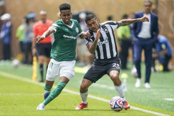 El jugador del Palmeiras Estevao (izq.) y el del Botafogo Allan.