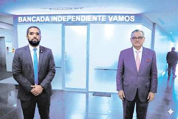 Roberto Zúñiga, presidente de la bancada de Vamos, y el contralor, Anel Flores.