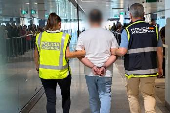 La operación internacional permitió rescatar a la mujer en Pakistán y detener en Barcelona a dos presuntos integrantes de la trama familiar.