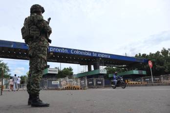 Un integrante del Ejército colombiano presta seguridad este domingo, en el Puente Internacional Simón Bolívar, en Cúcuta (Colombia). EFE/ Mario Caicedo