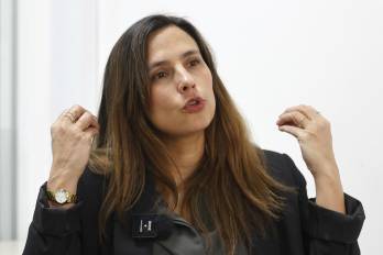 Fotografía del 16 de octubre de 2025 de la investigadora Helena Urán Bidegain hablando durante una entrevista con EFE, en Bogotá.