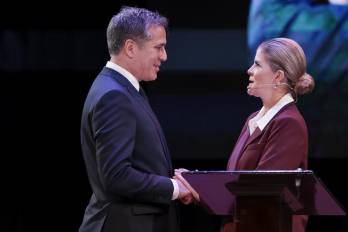 Laura Fernández, presidenta de Costa Rica y el excaciller Manuel Tovar.
