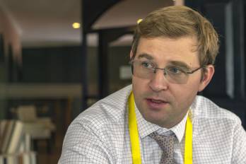El fundador y CEO de Freedom Holding Corp., Timur Turlov, habla durante una entrevista con EFE.