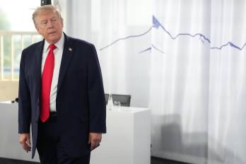 El presidente estadounidense, Donald Trump, espera el inicio de una sesión de trabajo en la cumbre del G7 en Évian, Francia, el 16 de junio de 2026. EFE/EPA/THIBAULT CAMUS / POOL MAXPPP OUT.