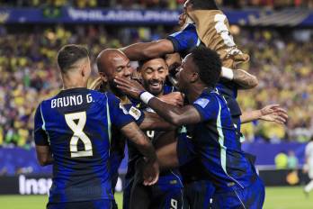 Cunha (centro) celebra con sus compañeros después de marcar un gol ante el portero haitiano Johny Placide durante el partido de la fase de grupos de la Copa Mundial de la FIFA 2026 entre Haití y Brasil en el estadio Lincoln Financial Field de Filadelfia.