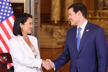 La presidenta de Perú, Keiko Fujimori (i), saluda al secretario de Estado de Estados Unidos, Marco Rubio, durante una rueda de prensa este jueves, en Lima (Perú). EFE/ Paolo Aguilar