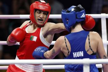 La boxeadora argelina Imane Khelif (rojo) ante la húngara Anna Luca Hamori (azul) durante el combate de cuartos de final, categoría 66kg, de los Juegos Olímpicos de París 2024.