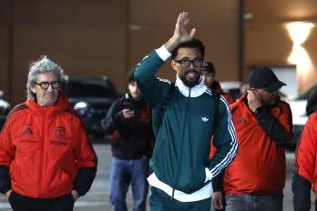 El portero titular de la selección de Cabo Verde, Josimar José Évora Dias 'Vozinha' saluda a su llegada este domingo, en el aeropuerto Arturo Merino Benítez en Santiago (Chile).