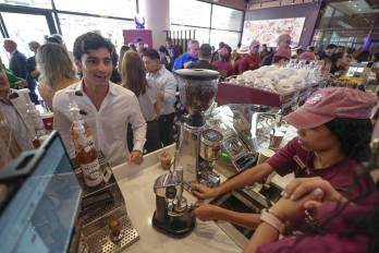 Fotografía del 19 de agosto de 2026 que muestra a integrantes de la cadena internacional de cafeterías Costa Coffee preparando café durante la apertura de una tienda en Ciudad de Panamá.