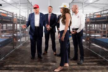 Fotografía tomada de una publicación en la red social X de @Sec_Noem donde se observa al presidente de los Estados Unidos, Donal Trump (i) y a la secretaria de Seguridad Nacional, Kristi Noem (2-d), visitando el centro de detención para migrantes 'Alligator Alcatraz' (Alcatraz caimán).