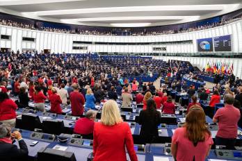 La moción fue aprobada por 355 votos a favor y 173 en contra.
