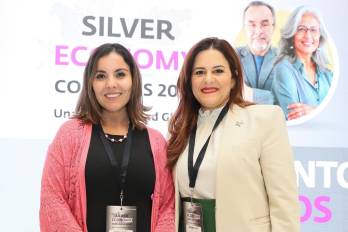 La especialista en inclusión financiera, educación y género, Karina Villanueva y la segunda vicepresidenta de estrategia de negocios para la mujer en el Banco BHD, Elizabeth Rojas, posan durante el foro Silver Economy Congress 2026 este miércoles, en Ciudad de México (México).