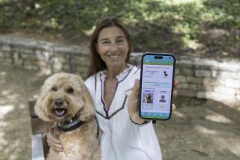 BARCELONA, 23/07/2026.- Cristina de Diego, usuaria de la app AcuPet con su mascota Chester. El dispositivo biométrico de AcuPet Health, diseñado por una empresa de Asturias, favorece la prevención y ayuda a los tutores a conocer el estado de salud de sus mascotas.
