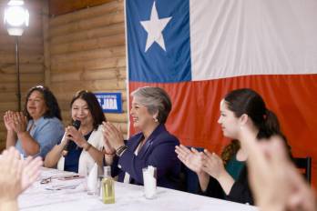 La candidata la Presidencia de Chile Jeannette Jara (c-d) donde aparece la candidata en una reunión con mujeres de La Pintana y la alcaldesa democristiana (centro) de este barrio, Claudia Pizarro (c-i), este lunes en Santiago (Chile).