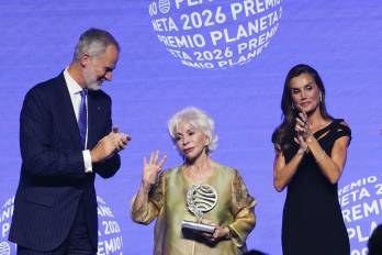 La escritora chilena Isabel Allende, acompañada por los reyes de España Felipe y Letizia, gana el Premio Planeta 2026 con 'La hora antes del Alba', en la 75 edición del Premio Planeta de novela, esta noche de jueves en Barcelona.