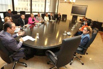 Familiares de panameños detenidos en Cuba se reúnen con Cancillería para conocer avances de las gestiones diplomáticas tras visita oficial a La Habana.