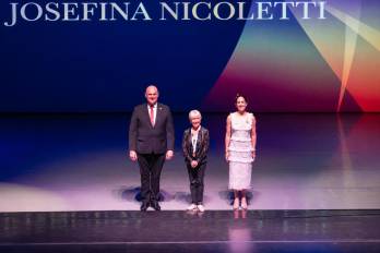 El viceministro de Asuntos Multilaterales y Cooperación Carlos Guevara Mann, la galardonada por la Medalla Teresa Mann Josefina Nicoletti y la ministra de Cultura Maruja Herrera.