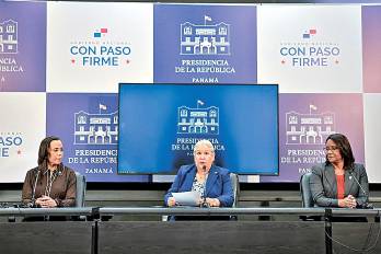 Conferencia de prensa de la ministra de Desarrollo Social, Beatriz Carles de Arango (centro), después del Consejo de Gabinete.