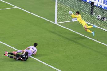 El portero de Corea del Sur, Kim Seung-gyu, detiene un disparo del mexicano Julián Quiñones (i) durante la primera mitad del partido del Grupo A de la Copa Mundial de la FIFA 2026 disputado entre México y Corea del Sur en Zapopan, México, el 18 de junio.