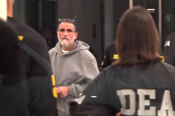Captura de video del empresario colombiano Alex Saab escoltado por agentes de la DEA a su llegada este sábado, al aeropuerto de Opa-locka, en el condado de Miami-Dade.