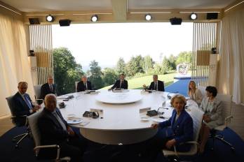 (De izquierda a derecha) El canciller alemán Friedrich Merz, el primer ministro británico Keir Starmer, el presidente estadounidense Donald Trump, el presidente francés Emmanuel Macron, el primer ministro canadiense Mark Carney, la primera ministra italiana Giorgia Meloni, la primera ministra japonesa Sanae Takaichi, el presidente del Consejo Europeo Antonio Costa y la presidenta de la Comisión Europea Ursula von der Leyen.