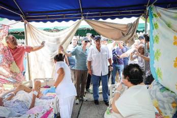 Mulino pidió calma y llamó a informarse por canales oficiales, mientras el ministro de Salud acusó a sus detractores de buscar votos con sus cuestionamientos.