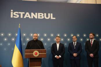 El ministro de Defensa de Ucrania, Rustem Umérov (izquierda), emite una declaración en el marco de una segunda reunión entre delegaciones rusas y ucranianas para conversaciones de paz en Estambul.