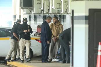 Meilán conversa con Héctor Brands Orozco, hijo del exdiputado, en la sede de la DIJ de Ancón.