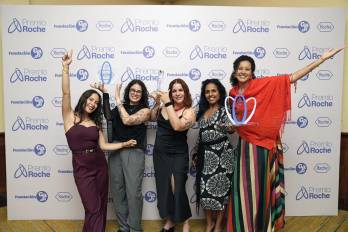 Las periodistas de la Revista Raya (Colombia), María Fernanda Padilla (i); de Folha S.Paulo (Brasil), Angela Boldrini (2-i); de Casa Palanca (Cuba), Laura Vargas (c); y de GloboNews, Lívia Bonard (2-d) y Marcelly Setúbal, posan al ganar el Premio Roche 2026 de Periodismo de Salud este miércoles, en San José (Costa Rica).