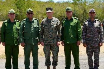 AME6737. GUANTANAMO (CUBA), 29/05/2026.- Fotografía difundida en la cuenta del Comandos Sur de EE.UU. de su comandante, general Francis L. Donovan (c), posando con el jefe del Estado Mayor General de Cuba, general Roberto Legrá Sotolongo (2-i), y otros militares cubanos este viernes, en la base naval en la bahía de Guantanamo.