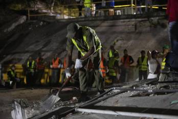 Equipos de rescate buscan entre los escombros en Caracas tras los dos fuertes seísmos que han sacudido el oeste de la capital del país.